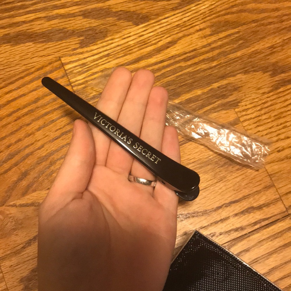 Mini travel hair straightener by Victoria’s Secret - Picture 8 of 8
